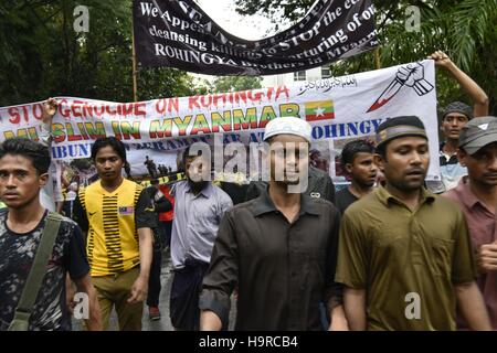 Kuala Lumpur, Malaisie. 25Th Nov, 2016. Environ 500 100 réfugiés musulmans rohingya de crier des slogans lors d'une protestation contre la persécution des musulmans Rohingya au Myanmar, près de l'ambassade du Myanmar à Kuala Lumpur le 25 novembre 2016. Crédit : Chris Jung/ZUMA/Alamy Fil Live News Banque D'Images