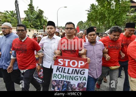 Kuala Lumpur, Malaisie. 25Th Nov, 2016. La Malaisie ONG nom en chef, Datuk Seri Jamal Yunos tourné marche avec environ 500 100 réfugiés musulmans Rohingya au cours d'une protestation contre la persécution des musulmans Rohingya au Myanmar, à l'extérieur de l'ambassade du Myanmar à Kuala Lumpur le 25 novembre 2016. Crédit : Chris Jung/ZUMA/Alamy Fil Live News Banque D'Images