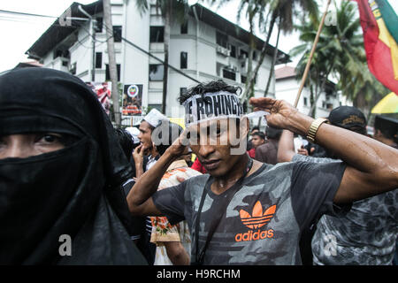 Kuala Lumpur, Malaisie. 25Th Nov, 2016. Les musulmans rohingyas vivant en Malaisie ont organisé une manifestation devant l'ambassade du Myanmar à Paris contre la persécution de leur peuple au Myanmar le 25 novembre 2016 Crédit : Mohd Hafiz Shah Mohmad/Alamy Live News Banque D'Images