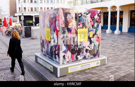 Brighton, UK. 25Th Nov, 2016. Un vendredi noir art installation qui fait partie de la no BrightFriday Festival à New Brighton Road conçu pour afficher la quantité de vêtements achetés est perdu . Tous les vêtements issus de la campagne # BrightFrday sera remis à l'organisme de bienfaisance d'abris pour les sans-abri Crédit : Simon Dack/Alamy Live News Banque D'Images