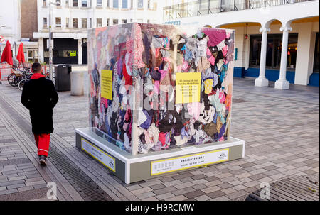 Brighton, UK. 25Th Nov, 2016. Un vendredi noir art installation qui fait partie de la no BrightFriday Festival à New Brighton Road conçu pour afficher la quantité de vêtements achetés est perdu . Tous les vêtements issus de la campagne # BrightFrday sera remis à l'organisme de bienfaisance d'abris pour les sans-abri Crédit : Simon Dack/Alamy Live News Banque D'Images