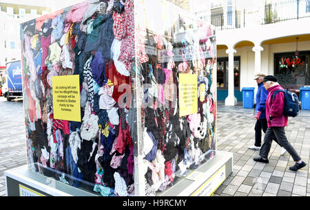 Brighton, UK. 25Th Nov, 2016. Un vendredi noir art installation qui fait partie de la no BrightFriday Festival à New Brighton Road conçu pour afficher la quantité de vêtements achetés est perdu . Tous les vêtements issus de la campagne # BrightFrday sera remis à l'organisme de bienfaisance d'abris pour les sans-abri Crédit : Simon Dack/Alamy Live News Banque D'Images