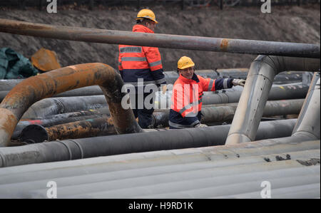 Ludwigshafen, Allemagne. 25Th Nov, 2016. Les experts de la société fire brigade stand inbetween un bris de tuyaux le site de l'explosion sur la base des produits chimiques groupe BASF à Ludwigshafen, Allemagne, 25 novembre 2016. Après des travaux sur une canalisation, une occasion et un incendie s'est produite sur le site le 17 octobre, ce qui a entraîné la mort de trois personnes. Photo : Boris Roessler/dpa/Alamy Live News Banque D'Images