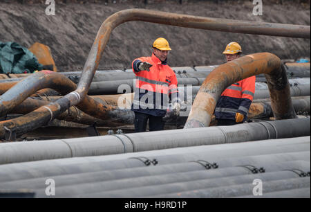 Ludwigshafen, Allemagne. 25Th Nov, 2016. Les experts de la société fire brigade stand inbetween un bris de tuyaux le site de l'explosion sur la base des produits chimiques groupe BASF à Ludwigshafen, Allemagne, 25 novembre 2016. Après des travaux sur une canalisation, une occasion et un incendie s'est produite sur le site le 17 octobre, ce qui a entraîné la mort de trois personnes. Photo : Boris Roessler/dpa/Alamy Live News Banque D'Images