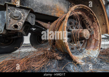 Ludwigshafen, Allemagne. 25Th Nov, 2016. L'holocauste, le pneu peut être vu sur le site de l'explosion sur la base des produits chimiques groupe BASF à Ludwigshafen, Allemagne, 25 novembre 2016. Après des travaux sur une canalisation, une occasion et un incendie s'est produite sur le site le 17 octobre, ce qui a entraîné la mort de trois personnes. Photo : Boris Roessler/dpa/Alamy Live News Banque D'Images