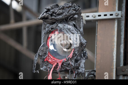 Ludwigshafen, Allemagne. 25Th Nov, 2016. Une lumière en fusion peut être vu sur le site de l'explosion sur la base des produits chimiques groupe BASF à Ludwigshafen, Allemagne, 25 novembre 2016. Après des travaux sur une canalisation, une occasion et un incendie s'est produite sur le site le 17 octobre, ce qui a entraîné la mort de trois personnes. Photo : Boris Roessler/dpa/Alamy Live News Banque D'Images