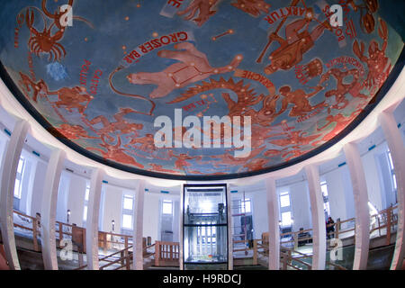 Hambourg, Allemagne. 23 Nov, 2016. Le plafond peint avec star signe peut être vu après la restauration du planétarium à Hambourg, Allemagne, 23 novembre 2016. Le Planétarium sera de nouveau ouvert en février 2017 après une longue restauration. Photo : Axel Heimken/dpa/Alamy Live News Banque D'Images