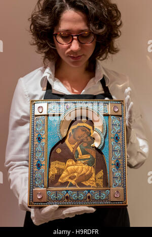 Londres, Royaume-Uni. 25Th Nov, 2016. Un technicien examine 'un bijou Fabergé-set silver-gilt et émail icône de la Mère de Dieu' Yaroslavskaya (est. GBP 30-50k), à l'aperçu des oeuvres de Sotheby's ventes russes à venir à New Bond Street, où plus de trois cents œuvres couvrant plusieurs siècles seront offertes. Crédit : Stephen Chung/Alamy Live News Banque D'Images