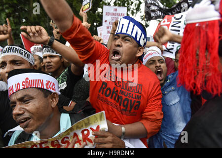 Kuala Lumpur, Malaisie. 25Th Nov, 2016. Environ 500 100 réfugiés musulmans rohingya de crier des slogans lors d'une protestation contre la persécution des musulmans Rohingya au Myanmar, près de l'ambassade du Myanmar à Kuala Lumpur. © Chris Jung/ZUMA/Alamy Fil Live News Banque D'Images