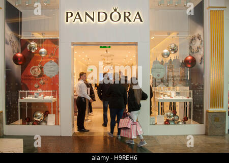 Pandora Fashion jewelers dans l'INTU Trafford Centre Manchester. Royaume-Uni novembre 2016. Fin de semaine des ventes du Vendredi fou. La saison des achats de vacances en centre-ville, les magasins, les magasins, les acheteurs de Noël, les gens à prix réduits et les dépenses de consommation pour le week-end du Vendredi fou considérés comme le plus grand événement de shopping de l'année. Les détaillants du Royaume-Uni ont adopté le bonanza des ventes après les fêtes aux États-Unis, même si de nombreux clients ont été surpris par les rabais mur à mur dans leurs magasins préférés, alors que certains ont fait des bonkers pour des bonnes affaires Banque D'Images