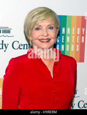 Florence Henderson arrive pour le dîner officiel de l'artiste en l'honneur des lauréats du Kennedy Center Honors 2014 organisé par le secrétaire d'État américain John F. Kerry au département d'État des États-Unis à Washington, DC, le samedi 6 décembre 2014. Les lauréats 2014 sont : la chanteuse Al Green, l'acteur et réalisateur Tom Hanks, ballerine Patricia McBride, Sting, auteur-compositeur-interprète et comédienne Lily Tomlin. Credit : Ron Sachs/piscine par CNP /MedaPunch Banque D'Images