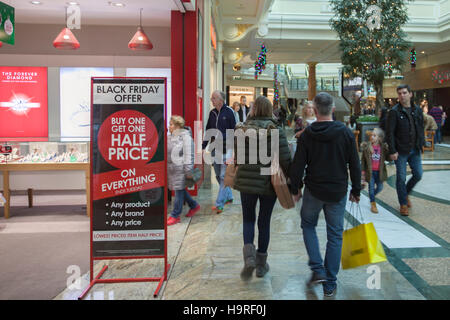 INTU Trafford Centre Manchester. Le vendredi noir propose des ventes de semaine. Centre-ville de magasinage des fêtes, des magasins au détail, moderne, style, publicité bonnes affaires, personne, consommateur, client, étiquette, commerce, magasins, acheteurs de Noël, les gens en ligne de vente, d'achats et des dépenses de consommation sur le Black Friday weekend considéré comme le plus grand événement commercial de l'année. Les détaillants britanniques ont adopté l'après-vente aux États-Unis de Bonanza, même si de nombreux clients ont été surpris par les réductions dans leurs magasins préférés comme certains sont allés bonkers pour de bonnes affaires. Banque D'Images
