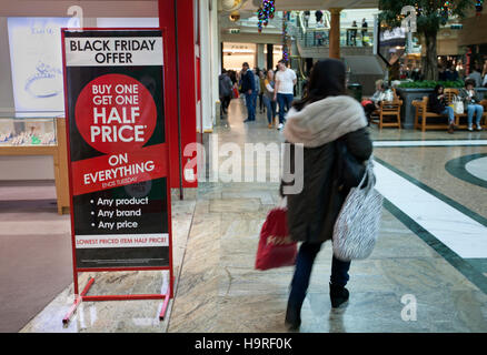INTU Trafford Centre Manchester. Le vendredi noir propose des ventes de semaine. Centre-ville de magasinage des fêtes, des magasins au détail, moderne, style, publicité bonnes affaires, personne, consommateur, client, étiquette, commerce, magasins, acheteurs de Noël, les gens en ligne de vente, d'achats et des dépenses de consommation sur le Black Friday weekend considéré comme le plus grand événement commercial de l'année. Les détaillants britanniques ont adopté l'après-vente aux États-Unis de Bonanza, même si de nombreux clients ont été surpris par les réductions dans leurs magasins préférés comme certains sont allés bonkers pour de bonnes affaires. Banque D'Images