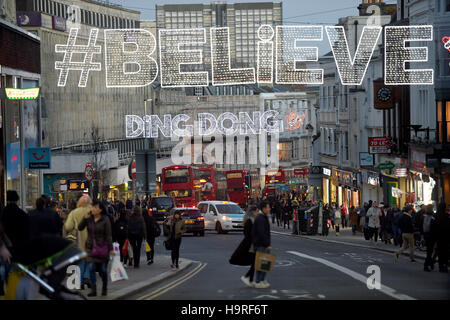 Brighton, Sussex, UK. 25Th Nov, 2016. Lumières de Noël dans la rue du nord : un ensemble avec le célèbre slogan Ding Dong de l'acteur lesie Phillips comme tête shoppers home après le Black Friday shopping Crédit : Simon Dack/Alamy Live News Banque D'Images