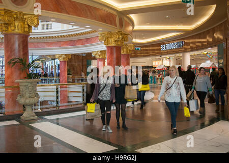 Selfridges à INTU Trafford Centre Manchester. UK 25 Novembre, 2016. Week-end de ventes Vendredi noir. City Centre Mall de magasinage des fêtes, les magasins de détail, les magasins d'intérieur boutique de Noël, shopping, shopping, vente en ligne de personnes et des dépenses de consommation sur le Black Friday weekend considéré comme le plus grand événement commercial de l'année. Les détaillants britanniques ont adopté l'après-vente aux États-Unis de Bonanza, même si de nombreux clients ont été surpris par les réductions dans leurs magasins préférés comme certains sont allés bonkers pour de bonnes affaires. Banque D'Images