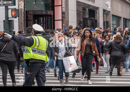 New York, USA. 25 novembre, 2016. Des hordes de visiteurs de Herald Square à New York à la recherche d'aubaines sur le lendemain de Thanksgiving, le Black Friday, November 25, 2016. Les ventes en ligne devraient augmenter de 20 pour cent avec l'activité du magasin devrait diminuer entre 3 et 4  % cette année.. Crédit : Richard Levine/Alamy Live News Banque D'Images