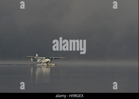 Balloch, West Dunbartonshire, Ecosse, Royaume-Uni. 24 novembre, 2016. L'Écosse par temps froid. Hydravion sur le Loch Lomond. G-LAUD. Siège neuf Cessna 208 Caravan amphibie. Le Loch Lomond seaplanes. Le Loch Lomond pier. Balloch. Dunbartonshire de l'Ouest. L'Écosse. UK. 24/11/2016. Credit : Sport en images/Alamy Live News Banque D'Images