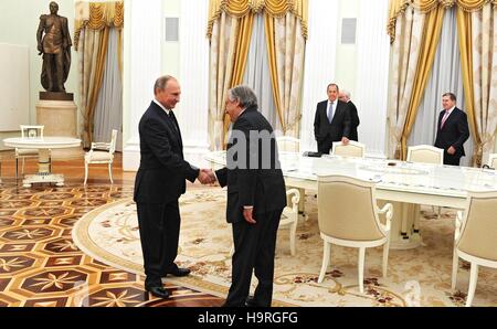 Le président russe Vladimir Poutine nouvellement élus accueille le Secrétaire général des Nations Unies, Antonio Guterres pour une réunion au Kremlin le 24 novembre 2016 à Moscou, Russie. Banque D'Images