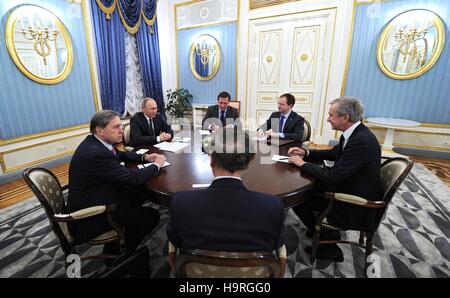 Moscou, Russie. 24 Nov, 2016. Le président russe Vladimir Poutine, à gauche, au cours d'une réunion avec le président-directeur général de Moët Hennessy Louis Vuitton Bernard Arnault, à droite, dans le Kremlin, le 24 novembre 2016 à Moscou, Russie. Se joindre à la réunion sont Ministre russe de la culture Vladimir Medinsky et Iouri Ouchakov un conseiller présidentiel. Credit : Planetpix/Alamy Live News Banque D'Images