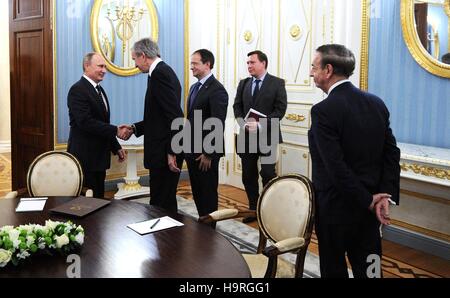 Moscou, Russie. 24 Nov, 2016. Le président russe Vladimir Poutine, gauche, accueille PDG de Moet Hennessy Louis Vuitton Bernard Arnault pour leur réunion dans le Kremlin, le 24 novembre 2016 à Moscou, Russie. Se joindre à la réunion sont Ministre russe de la culture Vladimir Medinsky et Iouri Ouchakov un conseiller présidentiel. Credit : Planetpix/Alamy Live News Banque D'Images