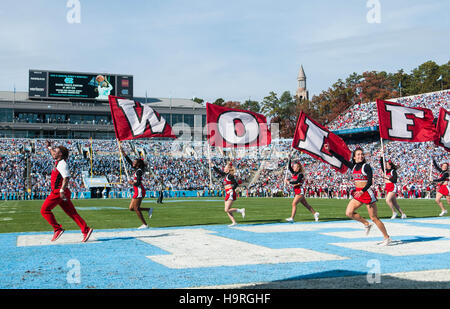 Chapel Hill, Caroline du Nord, États-Unis. 25Th Nov, 2016. 25 nov., 2016 - Chapel Hill, NC, USA - Le North Carolina State Wolfpack cheerleaders célébrer un touché au cours de la première moitié d'un NCAA football match entre la North Carolina Tar Heels et la N.C. Wolfpack de l'État à Kenan Memorial Stadium à Chapel Hill, N.C. N.C. La région a gagné le match 28-21. © Timothy L. Hale/ZUMA/Alamy Fil Live News Banque D'Images