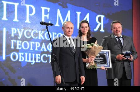 Moscou, Russie. 24 Nov, 2016. Le président russe Vladimir Poutine se distingue avec des réalisateurs de documentaires Olga Stefanova et Alexander Zhukov, au cours de la Société géographique de Russie remise au Kremlin, le 24 novembre 2016 à Moscou, Russie. Les deux ont remporté pour leur film La station de Vostok, sur le seuil de la vie. Credit : Planetpix/Alamy Live News Banque D'Images