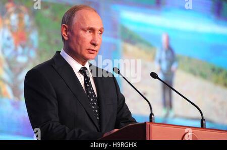 Moscou, Russie. 24 Nov, 2016. Le président russe Vladimir Poutine offre une adresse au cours de la Société géographique de Russie remise au Kremlin, le 24 novembre 2016 à Moscou, Russie. Credit : Planetpix/Alamy Live News Banque D'Images