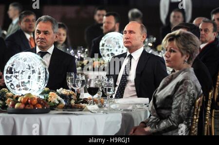 Moscou, Russie. 24 Nov, 2016. Le président russe Vladimir Poutine s'assoit avec le ministre de la défense, Sergueï Choïgou et directeur général du Kremlin Museum Yelena Gagarina durant la cérémonie de remise des prix de la Société géographique de Russie au Kremlin, le 24 novembre 2016 à Moscou, Russie. Credit : Planetpix/Alamy Live News Banque D'Images