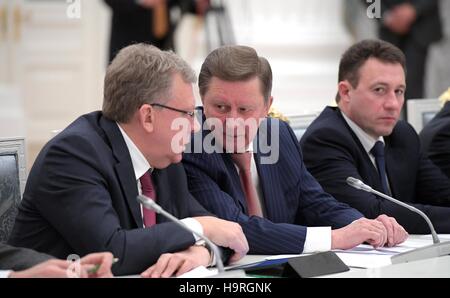 Le vice-président du Conseil économique du président Alexei Kudrin, Représentant spécial du Président pour la protection de l'environnement, l'écologie et des Transports, Sergei Ivanov et présidentielle plénipotentiaire Envoyé spécial à l'Oural Igor Kholmanskikh lors d'une réunion du Conseil pour le développement stratégique et des projets prioritaires au Kremlin, le 25 novembre 2016 à Moscou, Russie. Banque D'Images