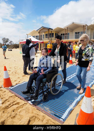 Mt Martha, l'Australie. 26 Nov, 2016. Ouverture officielle du Mt Martha lifesaving club plage accessible. Mt Martha est la première plage sur la péninsule de Mornington, d'offrir des installations de plage accessible pour les personnes ayant une déficience, y compris les installations et changement complet accessible maintenant à tapis de plage au bord de l'eau. La membrane a été rendue possible par la péninsule de Mornington, Shire, Mt Martha Lifesaving Club et la péninsule de Mornington Mobilité Surfers Association. Credit : PhotoAbility/Alamy Live News Banque D'Images