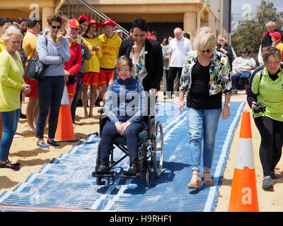 Mt Martha, l'Australie. 26 Nov, 2016. Ouverture officielle du Mt Martha lifesaving club plage accessible. Mt Martha est la première plage sur la péninsule de Mornington, d'offrir des installations de plage accessible pour les personnes ayant une déficience, y compris les installations et changement complet accessible maintenant à tapis de plage au bord de l'eau. La membrane a été rendue possible par la péninsule de Mornington, Shire, Mt Martha Lifesaving Club et la péninsule de Mornington Mobilité Surfers Association. Credit : PhotoAbility/Alamy Live News Banque D'Images