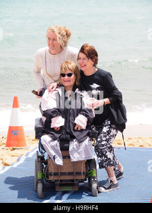 Mt Martha, l'Australie. 26 Nov, 2016. Ouverture officielle du Mt Martha lifesaving club plage accessible. Mt Martha est la première plage sur la péninsule de Mornington, d'offrir des installations de plage accessible pour les personnes ayant une déficience, y compris les installations et changement complet accessible maintenant à tapis de plage au bord de l'eau. La membrane a été rendue possible par la péninsule de Mornington, Shire, Mt Martha Lifesaving Club et la péninsule de Mornington Mobilité Surfers Association. Credit : PhotoAbility/Alamy Live News Banque D'Images