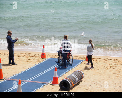 Mt Martha, l'Australie. 26 Nov, 2016. Ouverture officielle du Mt Martha lifesaving club plage accessible. Mt Martha est la première plage sur la péninsule de Mornington, d'offrir des installations de plage accessible pour les personnes ayant une déficience, y compris les installations et changement complet accessible maintenant à tapis de plage au bord de l'eau. La membrane a été rendue possible par la péninsule de Mornington, Shire, Mt Martha Lifesaving Club et la péninsule de Mornington Mobilité Surfers Association. Credit : PhotoAbility/Alamy Live News Banque D'Images