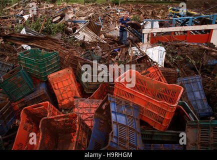 San Jose, Costa Rica. 25Th Nov, 2016. Les gens recherchent les survivants à Upala d'Alajuela, Costa Rica, le 25 novembre 2016. Le gouvernement du Costa Rica a confirmé vendredi que l'Ouragan Otto avaient tué au moins neuf personnes dans le pays, battue après la tempête les régions du nord. Credit : Kent Gilbert/Xinhua/Alamy Live News Banque D'Images