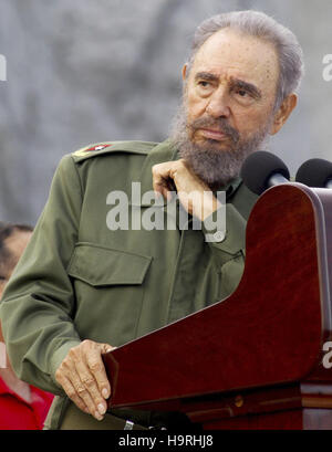 (Dossier) une photo datée du 26 juillet 2006 montre leader révolutionnaire cubain Fidel Castro, en participant à une cérémonie dans sa dernière apparition publique en tant que président de l'île, avant d'être hospitalisées pour des problèmes intestinaux qui fini par passer le pouvoir à son frère Raul Castro à La Havane, Cuba. Fide Castro fêtera son 85 anniversaire le 13 août prochain, le 11 août 2011. Photo : Ernesto Mastrascusa/dpa | Verwendung weltweit/photo alliance Banque D'Images