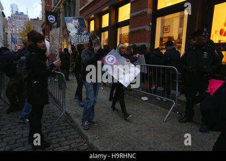 New York, États-Unis. 25 novembre 2016. Des militants des droits des animaux protestent à l'extérieur du magasin vedette de la Bernache du Canada à New York, aux États-Unis. Ils veulent informer les acheteurs de vacances de l'utilisation de la fourrure par l'entreprise et de son traitement des animaux. Les militants des droits des animaux espèrent que l'entreprise mettra fin à l'utilisation de la fourrure et/ou des plumes d'oie dans ses produits. Banque D'Images