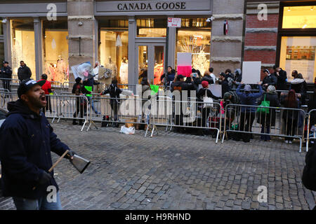 New York, États-Unis. 25 novembre 2016. Des militants des droits des animaux protestent à l'extérieur du magasin vedette de la Bernache du Canada à New York, aux États-Unis. Ils veulent informer les acheteurs de vacances de l'utilisation de la fourrure par l'entreprise et de son traitement des animaux. Les militants des droits des animaux espèrent que l'entreprise mettra fin à l'utilisation de la fourrure et/ou des plumes d'oie dans ses produits. Banque D'Images