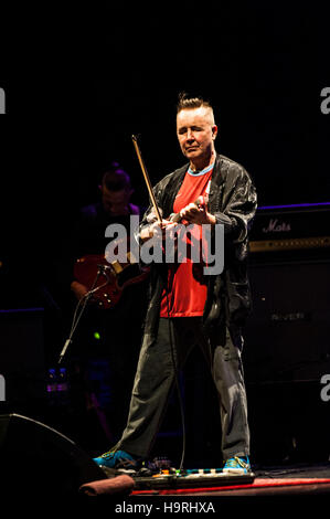 Brighton, East Sussex, UK. 25 novembre 2016. Le violoniste Nigel Kennedy effectue live au Brighton Dome pour un concert exclusif au Royaume-Uni de jouer la musique de Jimi Hendrix. Le concert a été présenté par le seigle International Jazz & Blues Festival dans le cadre de leur programme du festival. Kennedy's band inclus guitaristes Doug Boyle (Robert Plant collaborateur) et 18 ans, le bassiste prodige Julian Buschberger Tomasz Kupiec et le batteur Adam Czerwinski. Credit : Francesca Moore/Brighton SOURCE/Alamy Live News Banque D'Images