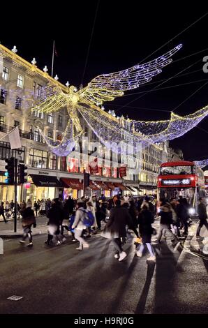 Londres, Royaume-Uni. 25 novembre, 2016. Lumières de Noël 2016 sur Oxford Street et Regent Street à Londres Crédit : Marcin Libera/Alamy Live News Banque D'Images