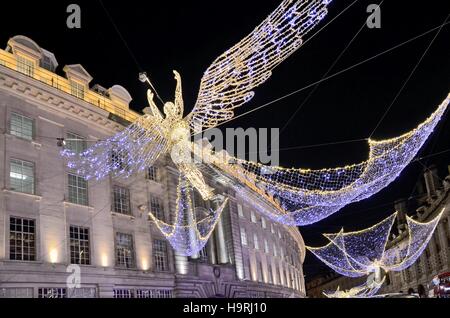 Londres, Royaume-Uni. 25 novembre, 2016. Lumières de Noël 2016 sur Oxford Street et Regent Street à Londres Crédit : Marcin Libera/Alamy Live News Banque D'Images