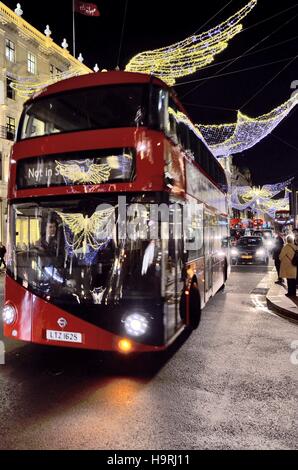 Londres, Royaume-Uni. 25 novembre, 2016. Lumières de Noël 2016 sur Oxford Street et Regent Street à Londres Crédit : Marcin Libera/Alamy Live News Banque D'Images