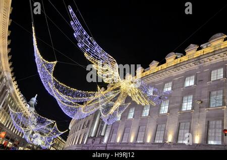 Londres, Royaume-Uni. 25 novembre, 2016. Lumières de Noël 2016 sur Oxford Street et Regent Street à Londres Crédit : Marcin Libera/Alamy Live News Banque D'Images