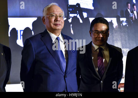 Kuala Lumpur, Malaisie. 26 Nov, 2016. Le Premier Ministre malaisien Najib Razak(C), Khairul Azwan Harun(R, Président d'KLIYD) posent pour une photo de groupe à l'KLIYD Discours jeunesse(2016) au Putra World Trade Center le 26 novembre 2016, Kuala Lumpur, Malaisie. Crédit : Chris Jung/ZUMA/Alamy Fil Live News Banque D'Images