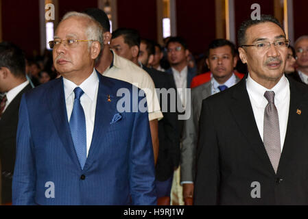 Kuala Lumpur, Malaisie. 26 Nov, 2016. Le Premier Ministre malaisien Najib Razak arrive à l'KLIYD Discours jeunesse(2016) au Putra World Trade Center le 26 novembre 2016, Kuala Lumpur, Malaisie. La Malaisie accueille le KLIYD 2016 avec le thème de l'autonomie des jeunes pour un plus sécuritaire et meilleur. Environ 1 000 participants de la Malaisie et de l'Asen région ont participé à la conférence. Crédit : Chris Jung/ZUMA/Alamy Fil Live News Banque D'Images