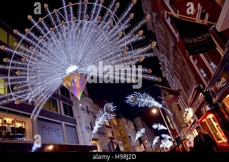 Londres, Royaume-Uni. 25 novembre, 2016. Lumières de Noël 2016 sur Oxford Street et Regent Street à Londres Crédit : Marcin Libera/Alamy Live News Banque D'Images