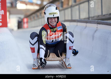 Winterberg, Allemagne. 26 Nov, 2016. Athlète autrichienne Birgit Platzer célèbre après avoir pris la quatrième place dans la coupe du monde de luge à Winterberg, Allemagne, 26 novembre 2016. Photo : Ina Fassbender/dpa/Alamy Live News Banque D'Images