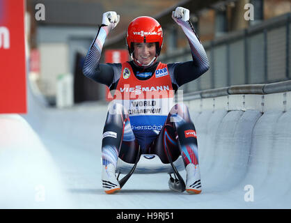 Winterberg, Allemagne. 26 Nov, 2016. Natalie Geisenberger athlète allemand célèbre après avoir pris la première place dans la coupe du monde de luge à Winterberg, Allemagne, 26 novembre 2016. Photo : Ina Fassbender/dpa/Alamy Live News Banque D'Images