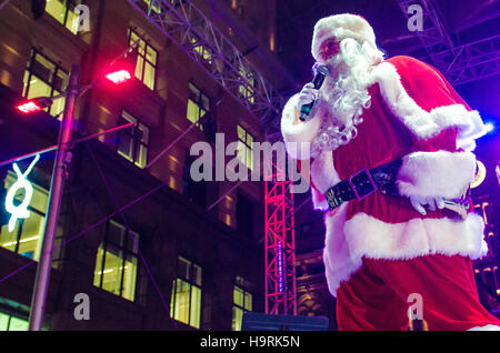 Sydney, Australie - 26 novembre 2016 : Noël conert d'annoncer le site officiel de Martin Place Chrismtas l'illumination de l'arbre. Cet événement a été l'une des premières grandes célébrations de Noël à Sydney, Australie. Credit : mjmediabox / Alamy Live News Banque D'Images