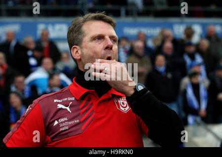 Magdeburg, Allemagne. 26 Nov, 2016. Fußball : 3. Liga, 1. FC Magdebourg - Cathédrale Hallescher FC, 16. Spieltag am 26.11.2016 in MDCC-Arena, de Magdebourg (Saxe-Anhalt). Halles Trainer Rico Schmitt reagiert. (Wichtiger Hinweis : Der DFB untersagt die Verwendung von Sequenzbildern Im Internet und dans Online-Medien während des Spiels (einschließlich Halbzeit). Sperrfrist ! Der DFB erlaubt die Publikation und Weiterverwertung mobilfunkfähigen auf der Bilder von Endgeräten (MMS) und über DVB-H und erst nach 8191 Spielende.) Photo : Ronny Hartmann/dpa-Zentralbild/apd /afp/Alamy Live News Banque D'Images