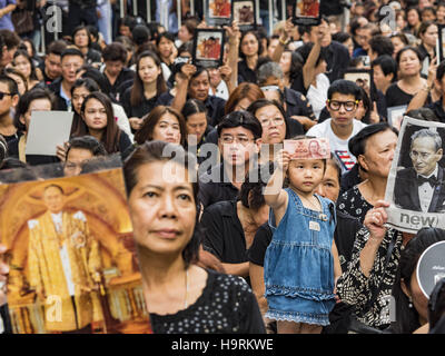 Bangkok, Thaïlande. 26 Nov, 2016. Les gens se rassemblent sur Yaowarat Road en l'honneur de feu le Roi de Thaïlande. Des milliers de personnes se sont rassemblées au coeur de Bangkok's Chinatown à honneur Bhumibol Adulyadej, Roi de Thaïlande. L'événement était organisé par le Thai-Chinese communauté et inclus une performance de l'orchestre de la Marine royale thaïlandaise de musique composée par feu le Roi, une prière par des centaines de moines bouddhistes. C'est terminée par une veillée aux chandelles. Credit : ZUMA Press, Inc./Alamy Live News Banque D'Images